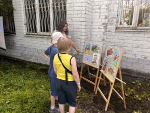 Подробнее о статье Выставка рисунков «Забытая победа» и показ мультфильма «Три богатыря» в п. Мещерское М.О. Чехов